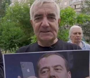 Украинские активисты из "подразделения Байдена" показали видео об экс-президенте РФ Медведеве