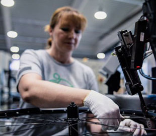 До 48 тисяч гривень. Які вакансії пропонують українкам у Європі восени