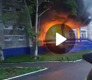 У Росії чоловік підпалив будинок Росгвардії: відео "пекельної" пожежі