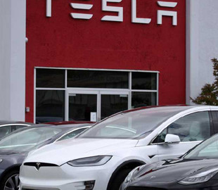 Tesla втратила лідерство на ринку електрокарів: що сталося й до чого тут Баффет