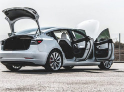 Ілон Маск пообіцяв безкоштовне оновлення багажника з електроприводом клієнту з Model 3, прикутому до інвалідного візка