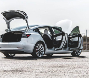 Ілон Маск пообіцяв безкоштовне оновлення багажника з електроприводом клієнту з Model 3, прикутому до інвалідного візка