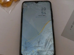 Популярный смартфон Xiaomi выжил после падения с 8-го этажа