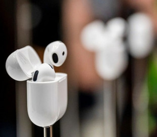 iPhone 16: AirPods будуть працювати як слухові апарати 