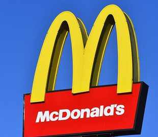 Компанія McDonaldʼs йде з білорусі. Її замінить російський фастфуд