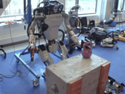 Робот Atlas підняв гирю однією лівою