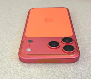 Власник помаранчевого iPhone 17 скаржиться, що його смартфон змінив колір на рожевий
