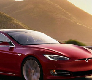 Tesla требует с клиента 22 000 долларов за залитую батарею