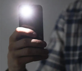 Як швидко увімкнути ліхтарик на Android-смартфоні, не розблоковуючи його