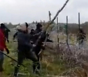 В соцсетях распространяется видео – мигранты штурмуют заграждения на белорусско-польской границе