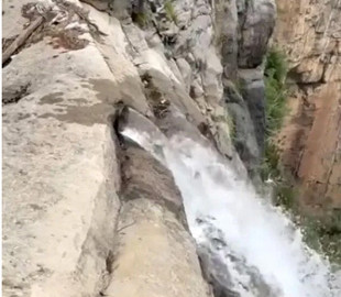 Найвищий водоспад Китаю виявився "підробкою": турист помітив трубу, з якої тече вода