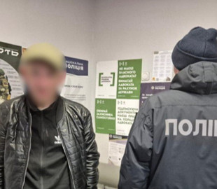 Чоловік обікрав знайомого на 47 тисяч, дізнавшись паролі від банківської картки