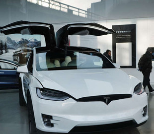 Стало известно, когда Tesla выпустит полностью роботизированную машину без руля