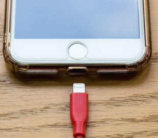 Не кожен USB-кабель безпечний: чим ризикують власники смартфонів