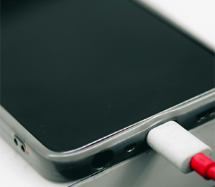 Телефон не заряджається — як правильно очистити роз'єм