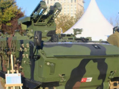 На панцернику-амфібії Kaplan 10 для турецької армії встановлена протитанкова зброя OMTAS