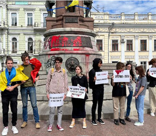 “Катерина – Путін”: одесити протестують біля пам’ятника російській цариці