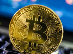 Біткоїн впав нижче $71 000 на тлі плану Трампа заблокувати Ормузьку протоку