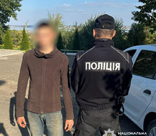 В Одеській області 18-річний хлопець направив пістолет на школяра заради відео
