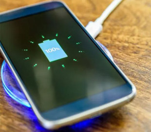 Заряджання смартфона до 100% прискорює знос батареї: який рівень вважають кращим