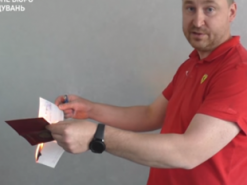 На Буковині чоловік спалив свій паспорт громадянина РФ: «флешмоб» підхопили сотні інших росіян в Україні