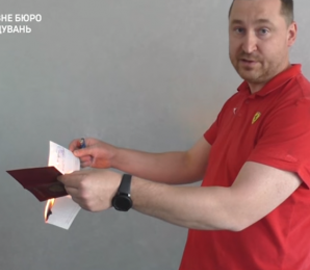 На Буковині чоловік спалив свій паспорт громадянина РФ: «флешмоб» підхопили сотні інших росіян в Україні