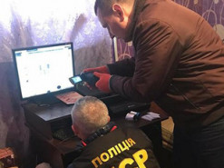 Правоохоронці викрили банду, яка масово виготовляла фальшиві документи