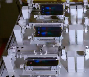 Samsung показала, как смартфоны Galaxy Fold проходят испытания на изгиб