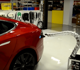 Илон Маск: Tesla не забросила идею роботизированной зарядки в виде металлической змеи