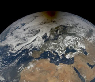 NASA показало, как Луна отбросила тень на Землю во время затмения