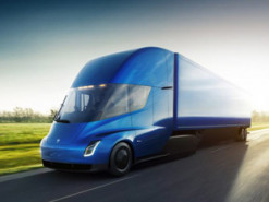 Електрична вантажівка Tesla Semi отримає рекордний запас ходу