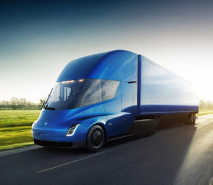 Електрична вантажівка Tesla Semi отримає рекордний запас ходу