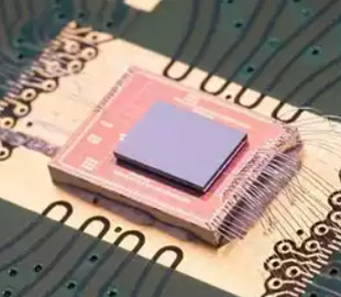 Новий кремній-фотонний чіп відкриває шлях до обчислень зі швидкістю світла