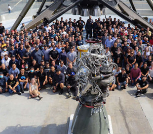SpaceX построила уже сто двигателей для будущих космических кораблей: Илон Маск показал юбилейный экземпляр