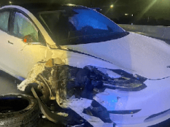 Tesla с автопилотом врезалась в припаркованный полицейский автомобиль
