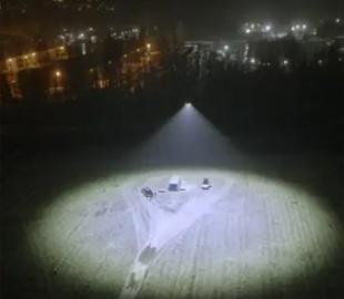 Новий дрон Flying Sun світить настільки потужно, що може перетворити ніч на день