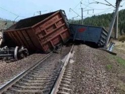 У Краснодарському краї РФ з рейок зійшли 8 вантажних вагонів та знесли лінію електропередач