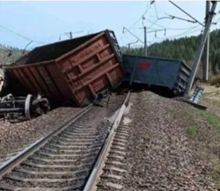 У Краснодарському краї РФ з рейок зійшли 8 вантажних вагонів та знесли лінію електропередач
