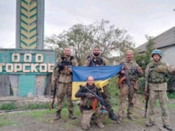"Торське наше": у мережі з’явилося фото військових з прапором України