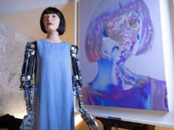 Робота-художника задержали в Египте по подозрению в шпионаже - таможенников насторожили его глаза