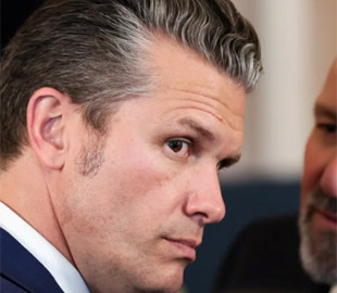 Гегсет створив десяток чатів у Signal, де обговорював зарубіжні поїздки, свій графік і виступи у ЗМІ - WSJ