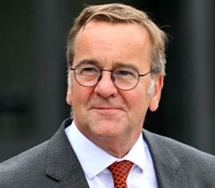 Міністр оборони Німеччини закликав до спокою після інцидентів з дронами