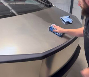 Блогер почистив Cybertruck від іржі за інструкцією Tesla