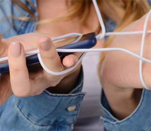 Эксперт рассказал, почему нельзя слушать музыку во время зарядки смартфона