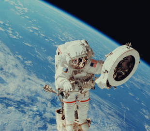 Телескоп NASA показав унікальний спіральний рух зірок у далекій галактиці