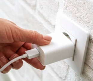 Як безпечно підключати побутову техніку до розеток і подовжувачів