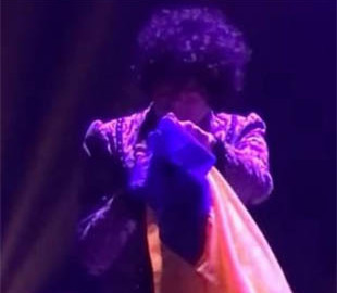 Співачка LP у Варшаві підняла синьо-жовтий прапор на підтримку України