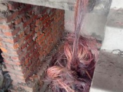 Поліцейські "на гарячому" спіймали зловмисників, які палили комунікаційні кабелі у недобудові