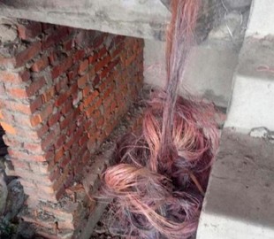 Поліцейські "на гарячому" спіймали зловмисників, які палили комунікаційні кабелі у недобудові