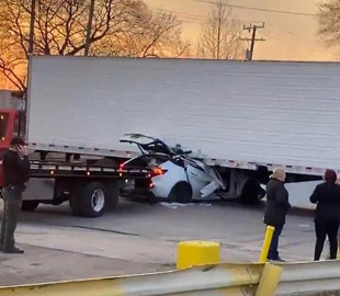Ще одна Tesla на повному ходу врізалася у вантажівку: причини ДТП
